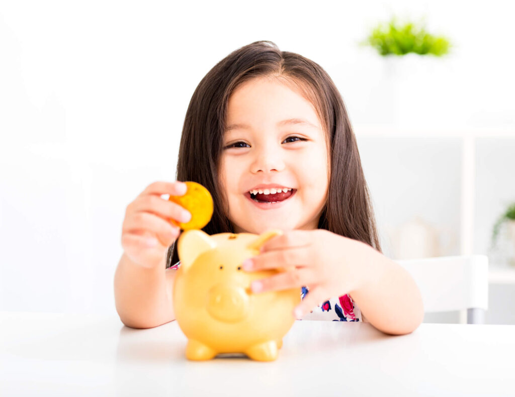 A small girl with a piggy bank
